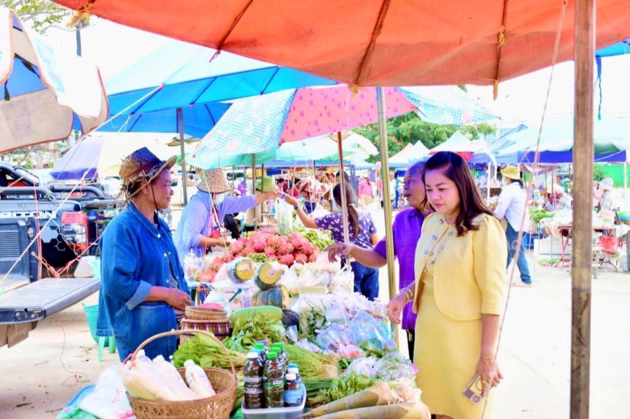 พช.มหาสารคาม ลงพื้นที่ตรวจเยี่ยมตลาดนัดคนไทยยิ้มได้ พื้นที่จำหน่ายสินค้าสร้างรายได้ให้ชุมชน อำเภอบรบือ