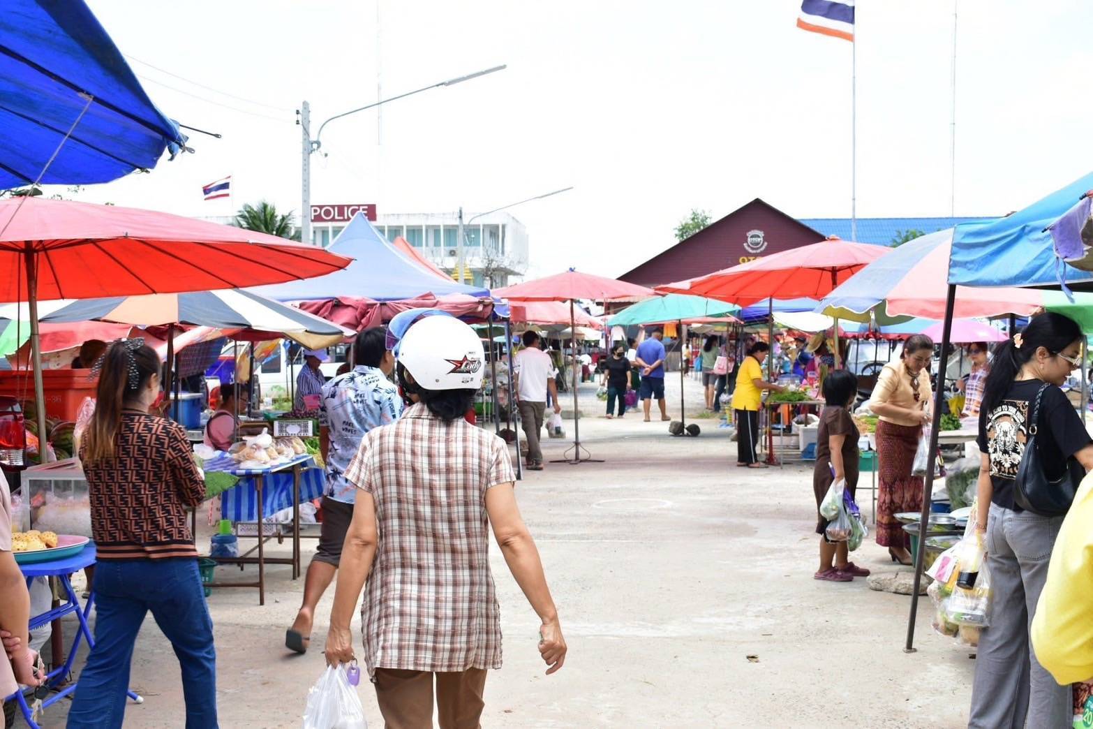 พช.มหาสารคาม ลงพื้นที่ตรวจเยี่ยมตลาดนัดคนไทยยิ้มได้ พื้นที่จำหน่ายสินค้าสร้างรายได้ให้ชุมชน อำเภอบรบือ