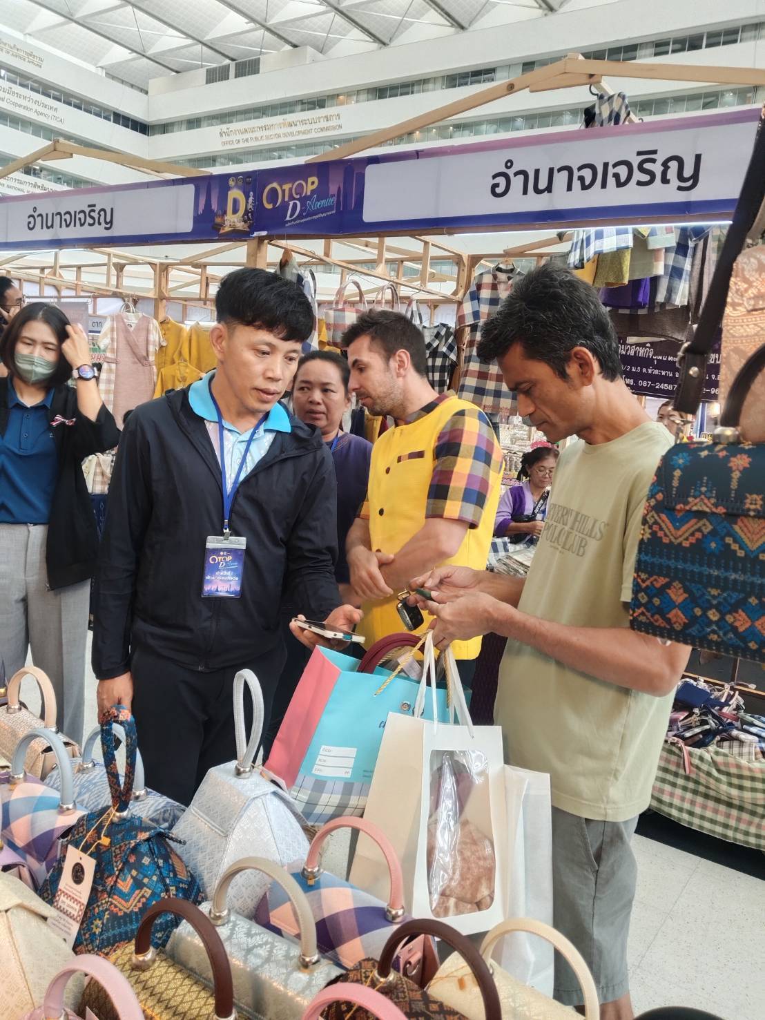 พช.มหาสารคาม ร่วมเปิดเวทียกระดับ OTOP กลุ่มปรับตัวสู่การพัฒนา (Quadrant D) “OTOP D AVENUE ปลุกพลังDให้มีแสง” ยกระดับสินค้าภูมิปัญญา สู่มาตรฐาน สร้างมูลค่าและขยายโอกาสทางการตลาด