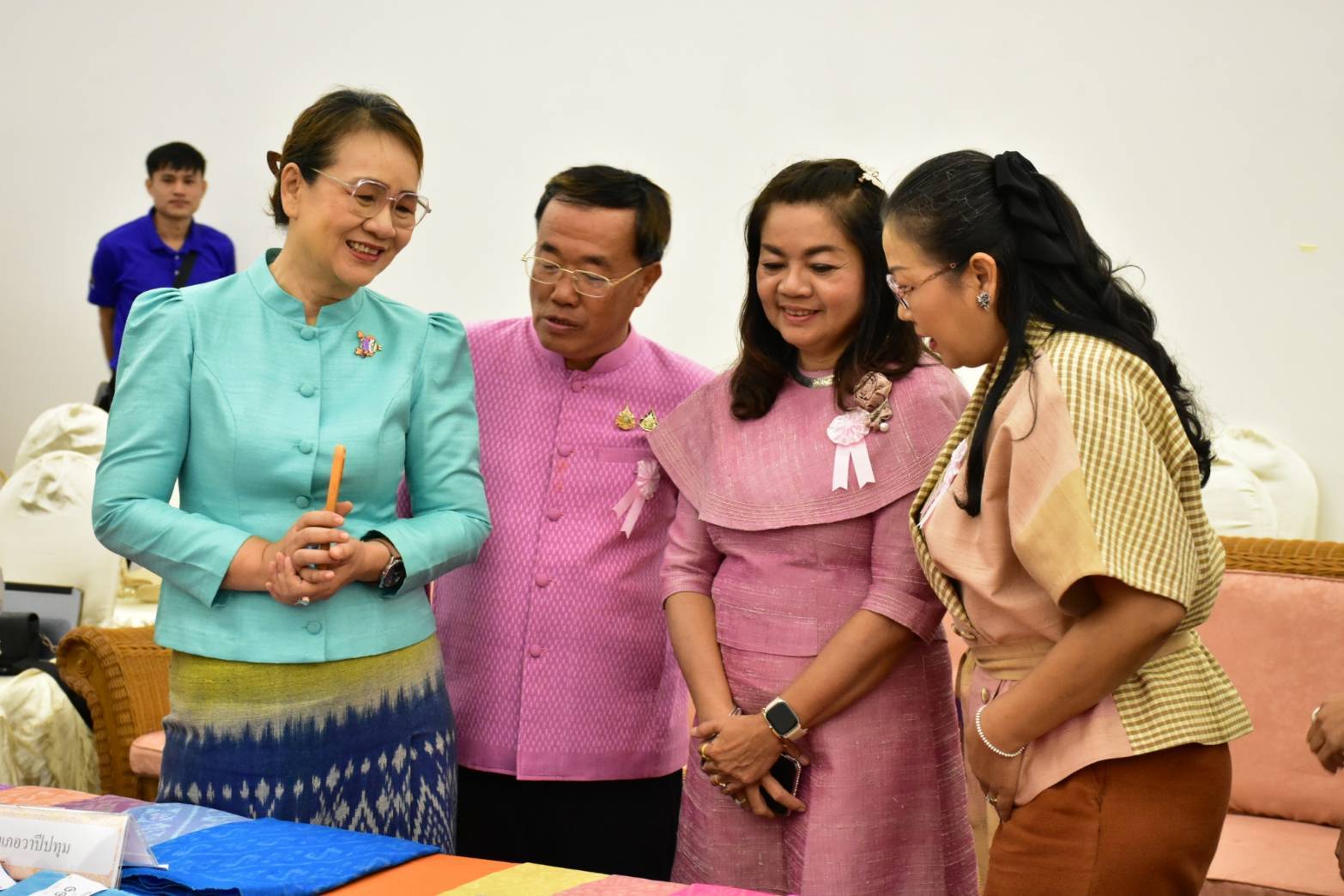 จังหวัดมหาสารคาม : ประกวด “ผ้าลายสิริราชพัสตราภรณ์” และงานหัตถกรรม สืบสานภูมิปัญญา สู่แฟชั่นยั่งยืน ประจำปี 2568