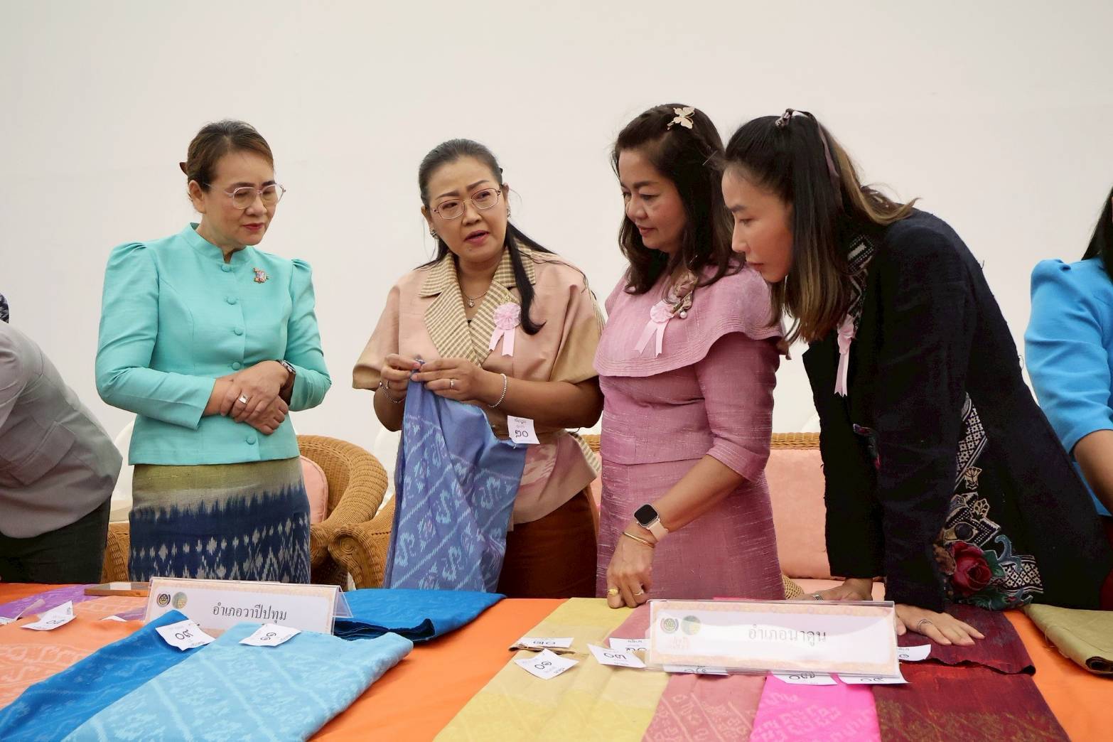 จังหวัดมหาสารคาม : ประกวด “ผ้าลายสิริราชพัสตราภรณ์” และงานหัตถกรรม สืบสานภูมิปัญญา สู่แฟชั่นยั่งยืน ประจำปี 2568