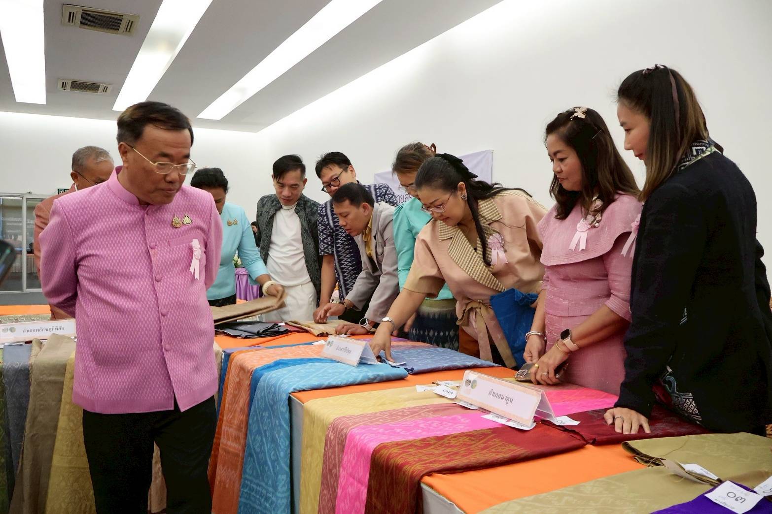 จังหวัดมหาสารคาม : ประกวด “ผ้าลายสิริราชพัสตราภรณ์” และงานหัตถกรรม สืบสานภูมิปัญญา สู่แฟชั่นยั่งยืน ประจำปี 2568