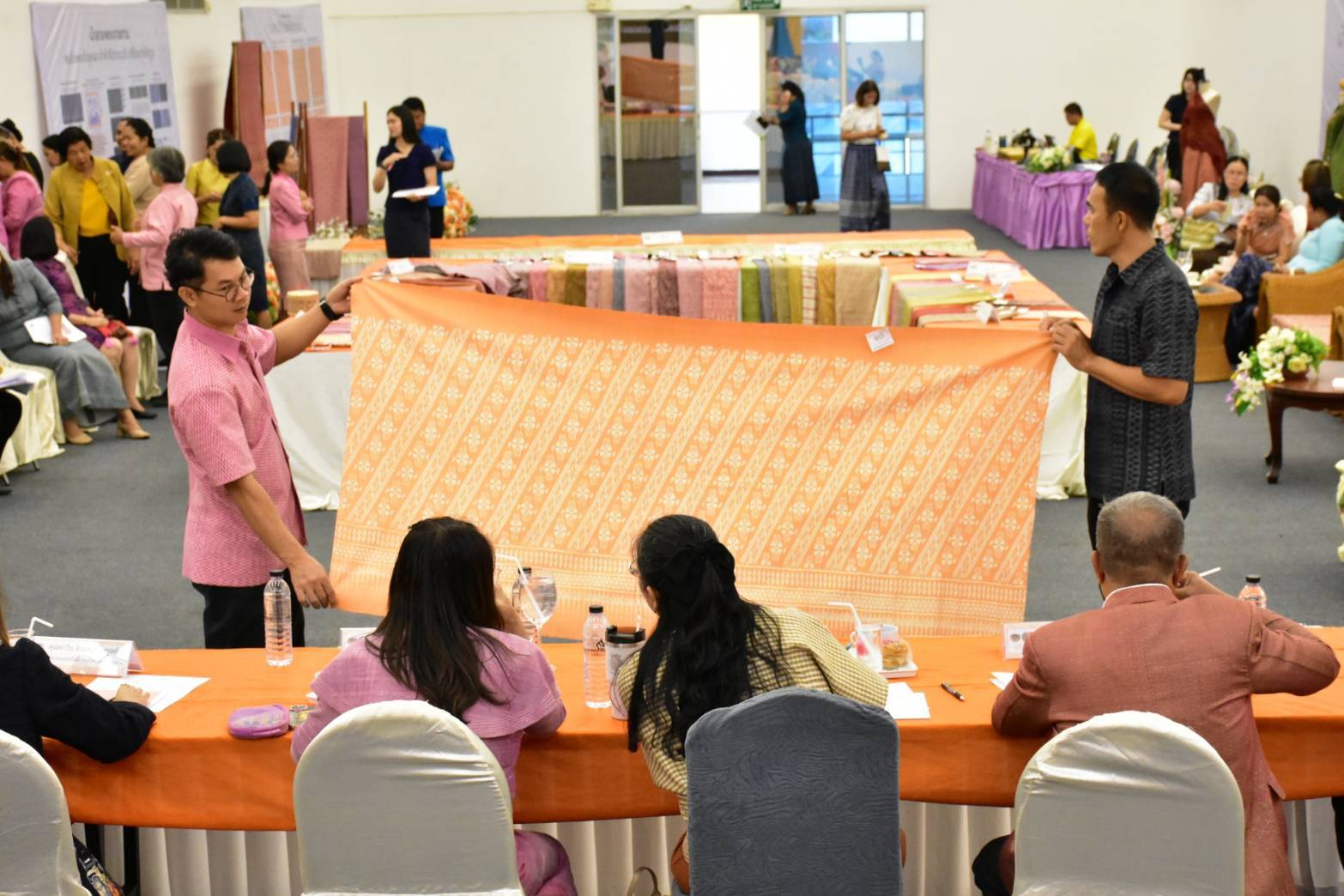 จังหวัดมหาสารคาม : ประกวด “ผ้าลายสิริราชพัสตราภรณ์” และงานหัตถกรรม สืบสานภูมิปัญญา สู่แฟชั่นยั่งยืน ประจำปี 2568
