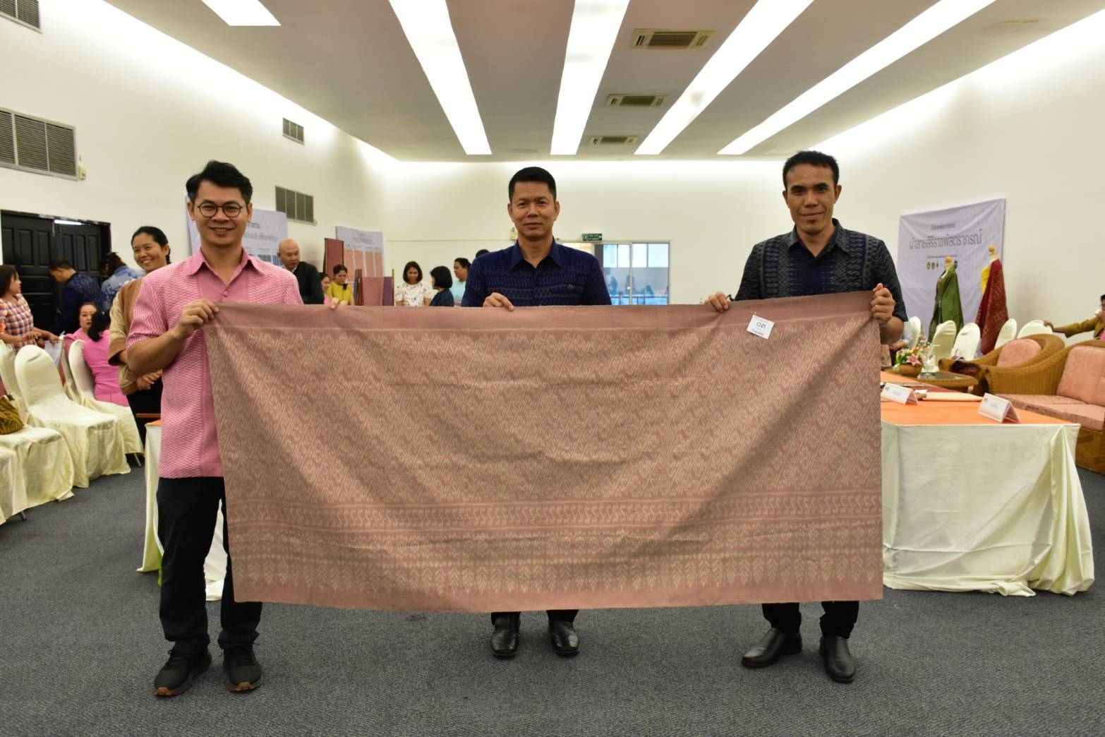 จังหวัดมหาสารคาม : ประกวด “ผ้าลายสิริราชพัสตราภรณ์” และงานหัตถกรรม สืบสานภูมิปัญญา สู่แฟชั่นยั่งยืน ประจำปี 2568