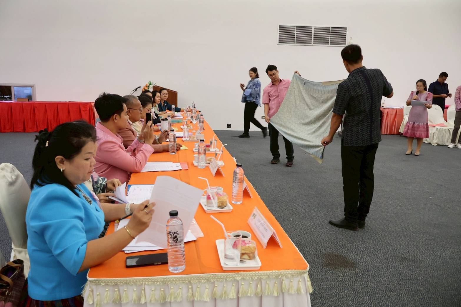 จังหวัดมหาสารคาม : ประกวด “ผ้าลายสิริราชพัสตราภรณ์” และงานหัตถกรรม สืบสานภูมิปัญญา สู่แฟชั่นยั่งยืน ประจำปี 2568