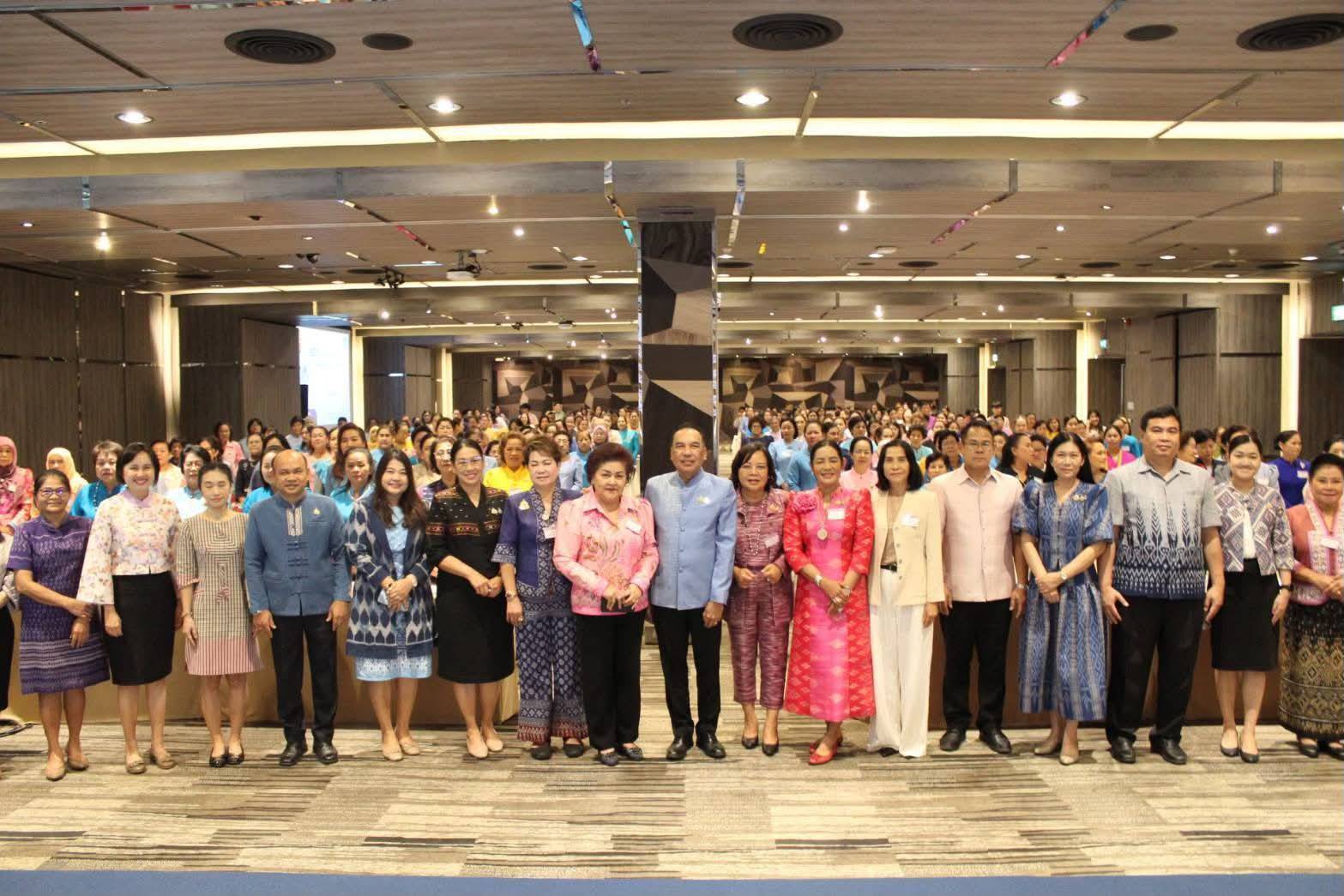 จังหวัดมหาสารคาม ร่วมถอดบทเรียนความสำเร็จการขับเคลื่อนโยบายกระทรวงมหาดไทยขององค์กรสตรี ส่งเสริมพลังสตรีขับเคลื่อนงานพัฒนาชุมชน