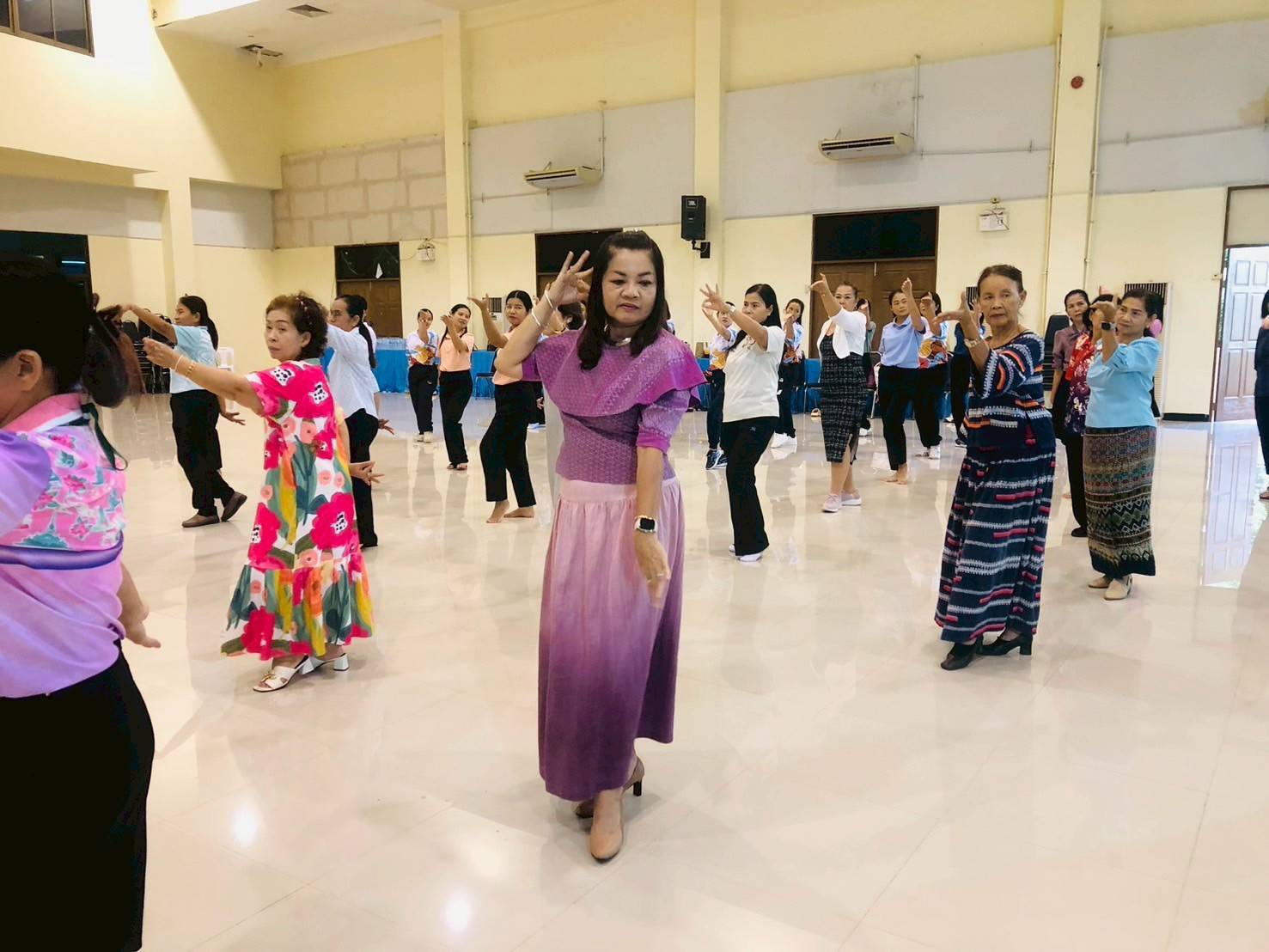 พช.มหาสารคาม ร่วมฝึกซ้อมฟ้อนรำเพื่อเตรียมความพร้อมในการแสดงเฉลิมฉลองครบรอบ 160 ปี จังหวัดมหาสารคาม