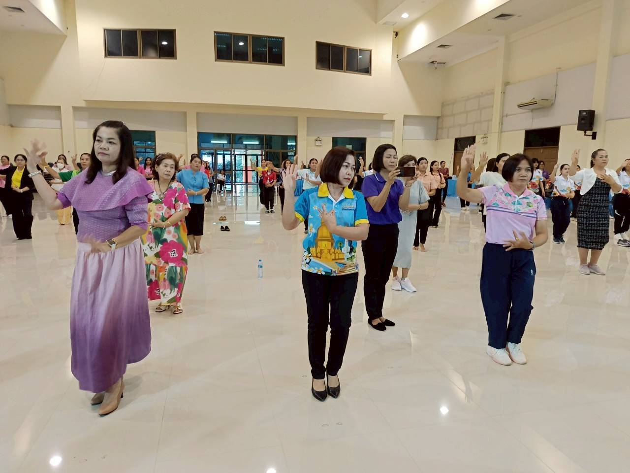 พช.มหาสารคาม ร่วมฝึกซ้อมฟ้อนรำเพื่อเตรียมความพร้อมในการแสดงเฉลิมฉลองครบรอบ 160 ปี จังหวัดมหาสารคาม
