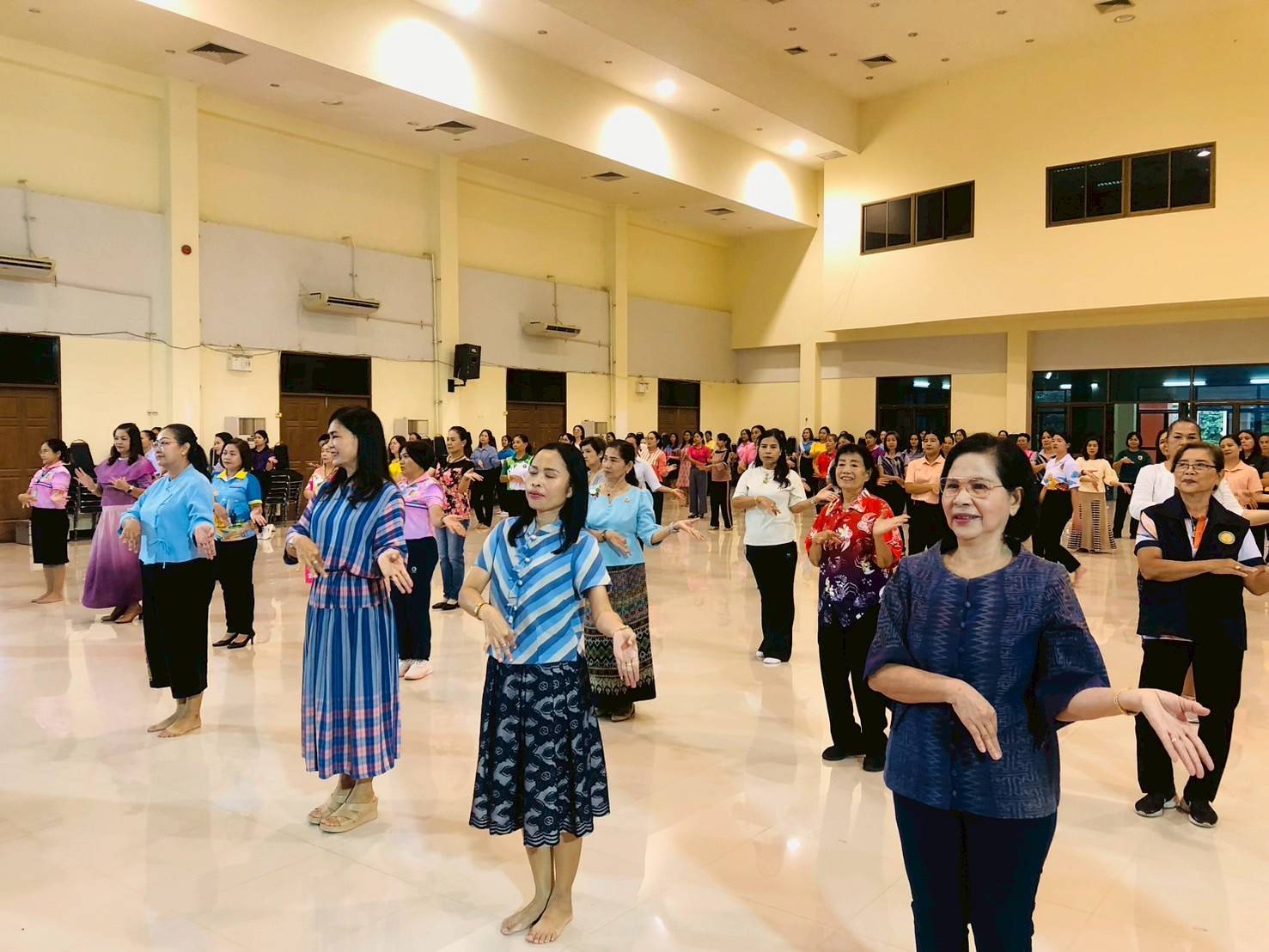 พช.มหาสารคาม ร่วมฝึกซ้อมฟ้อนรำเพื่อเตรียมความพร้อมในการแสดงเฉลิมฉลองครบรอบ 160 ปี จังหวัดมหาสารคาม