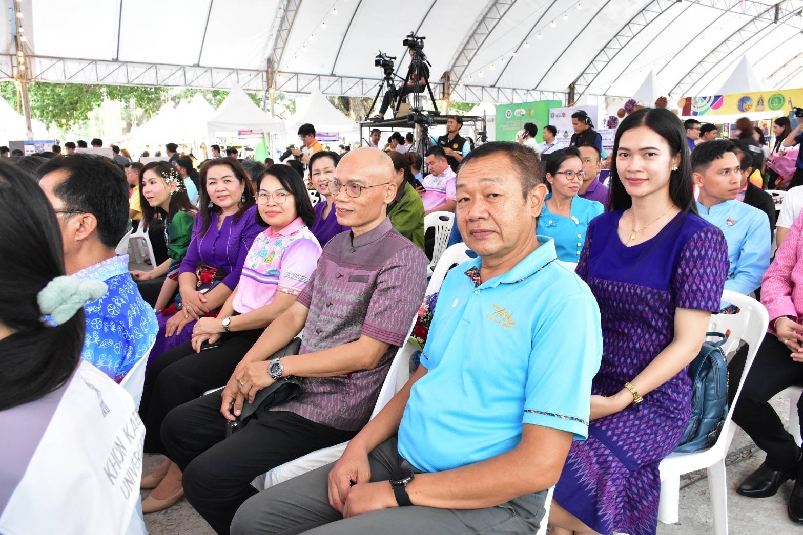 พัฒนาการจังหวัดมหาสารคาม ร่วมเดินแบบผ้าไทยในงาน “มหาไหมเมืองคามวิจิตราอาภรณ์ของแผ่นดิน ภูษาศิลป์จากท้องถิ่นสู่สากล” ครั้งที่ 5