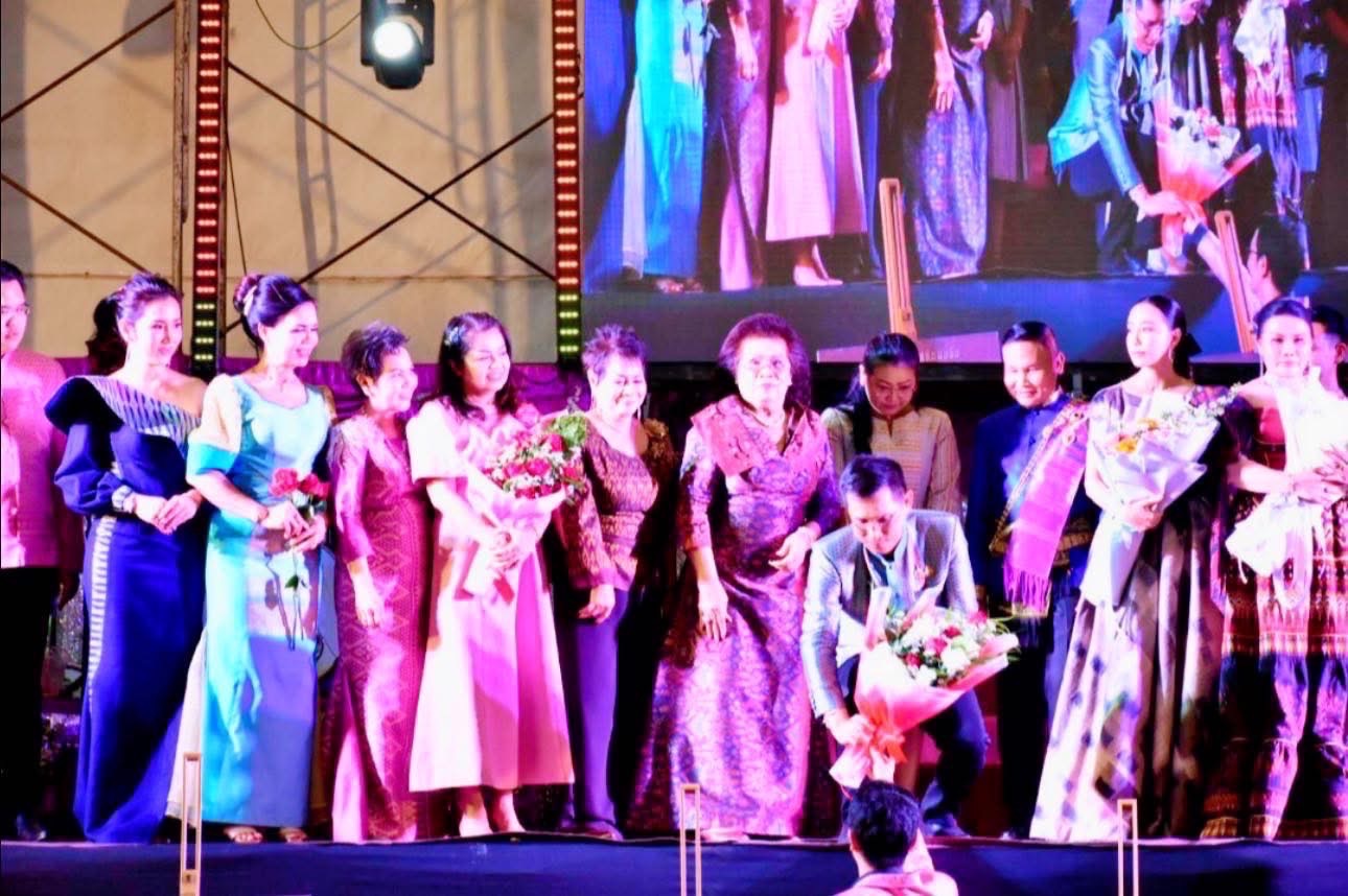 พัฒนาการจังหวัดมหาสารคาม ร่วมเดินแบบผ้าไทยในงาน “มหาไหมเมืองคามวิจิตราอาภรณ์ของแผ่นดิน ภูษาศิลป์จากท้องถิ่นสู่สากล” ครั้งที่ 5